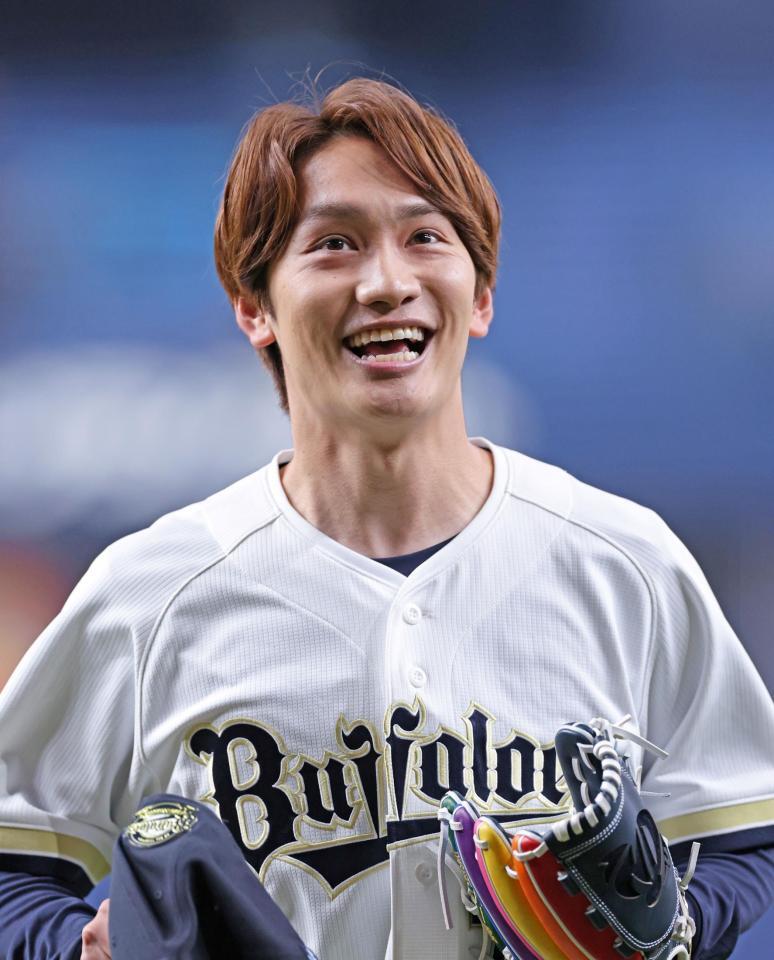 開幕戦の始球式を務め笑顔を見せる藤原丈一郎（撮影・立川洋一郎）