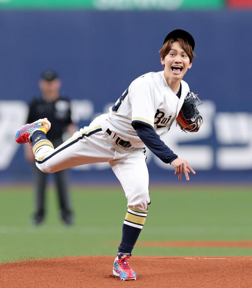 開幕戦の始球式を務める藤原丈一郎（撮影・立川洋一郎）