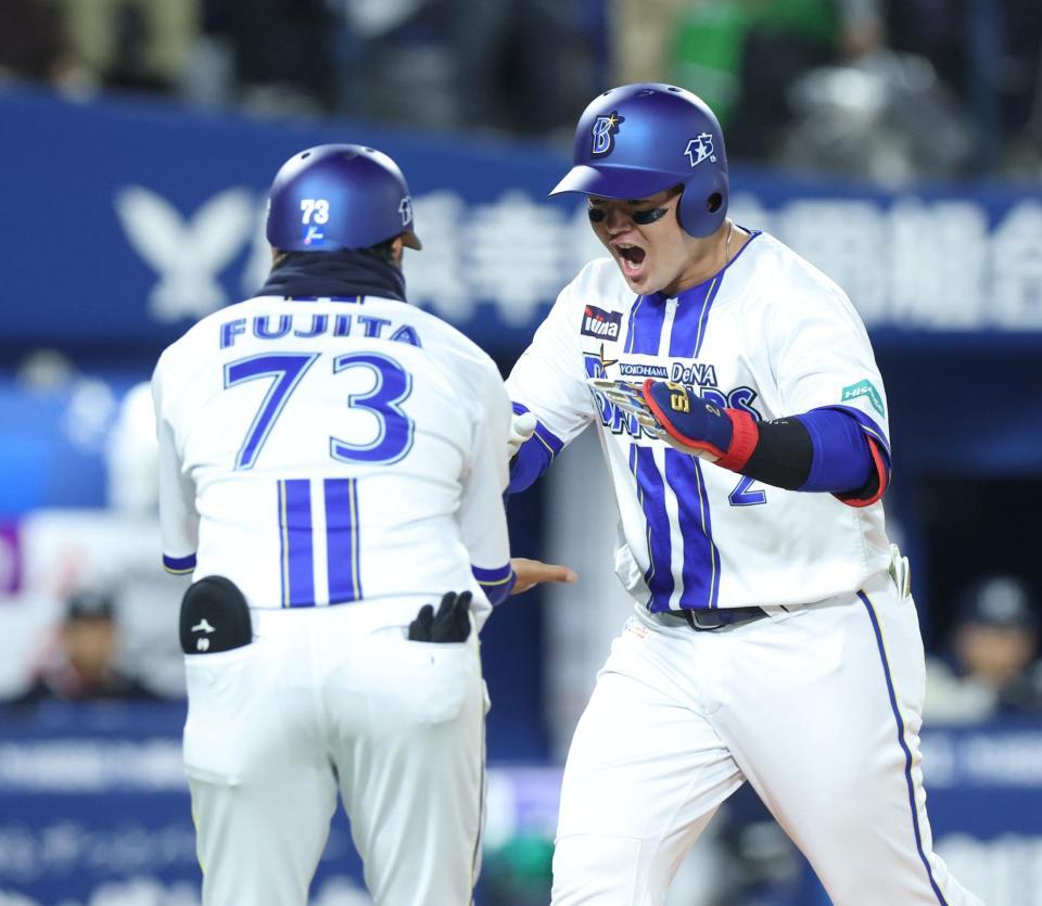 １回、先制本塁打を放った牧（右）＝撮影・石井剣太郎