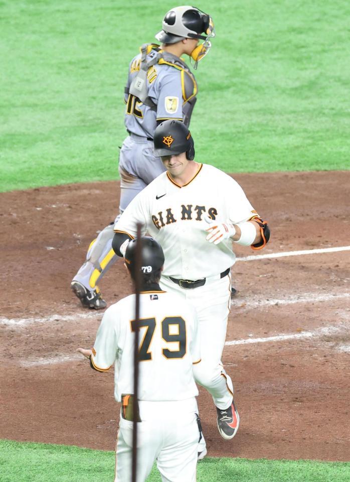 ４回、中越えソロを放ち生還するダルベック（撮影・佐々木彰尚）