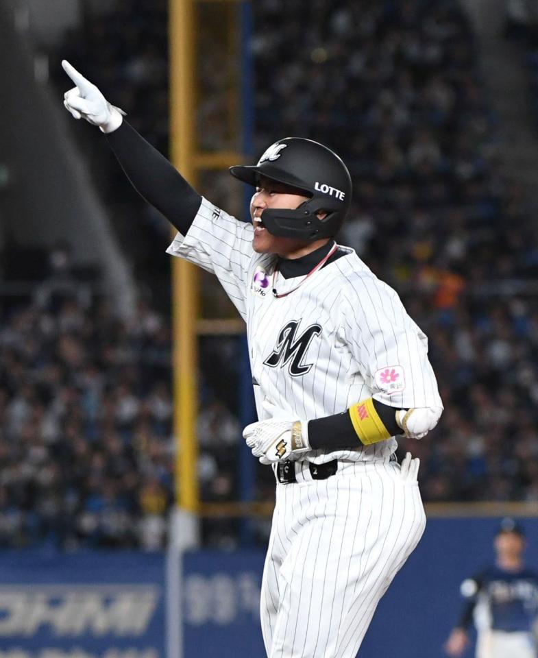 ４回、松川は左前適時打を放ち、ガッツポーズを見せる（撮影・佐藤厚）