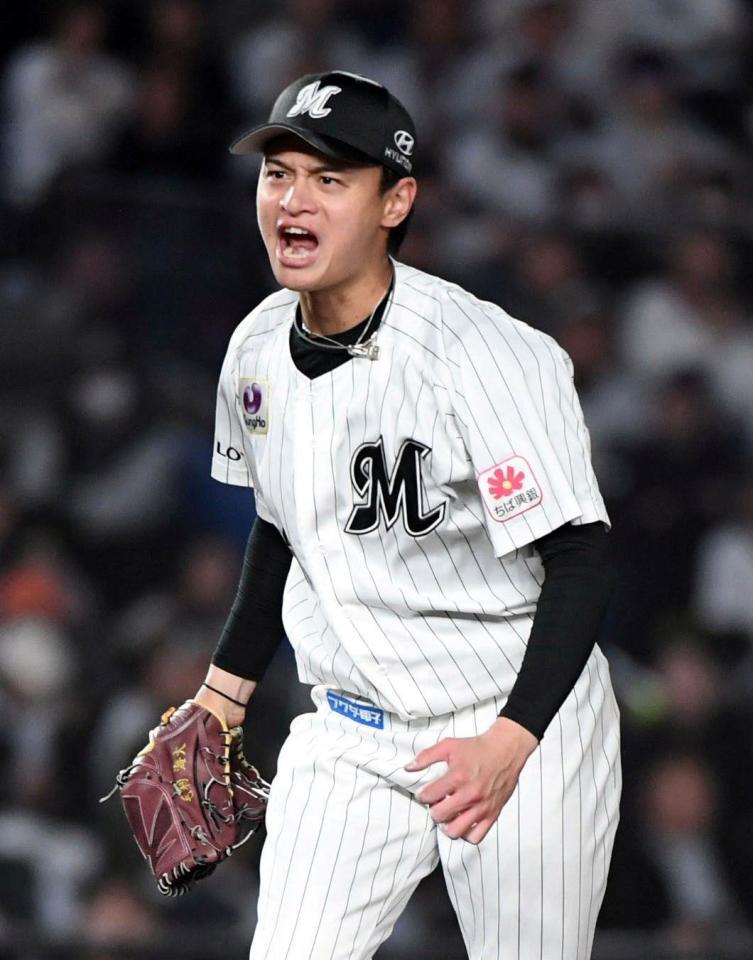 ２回表、源田を空振り三振に仕留め、吠える毛利（撮影・佐藤厚）