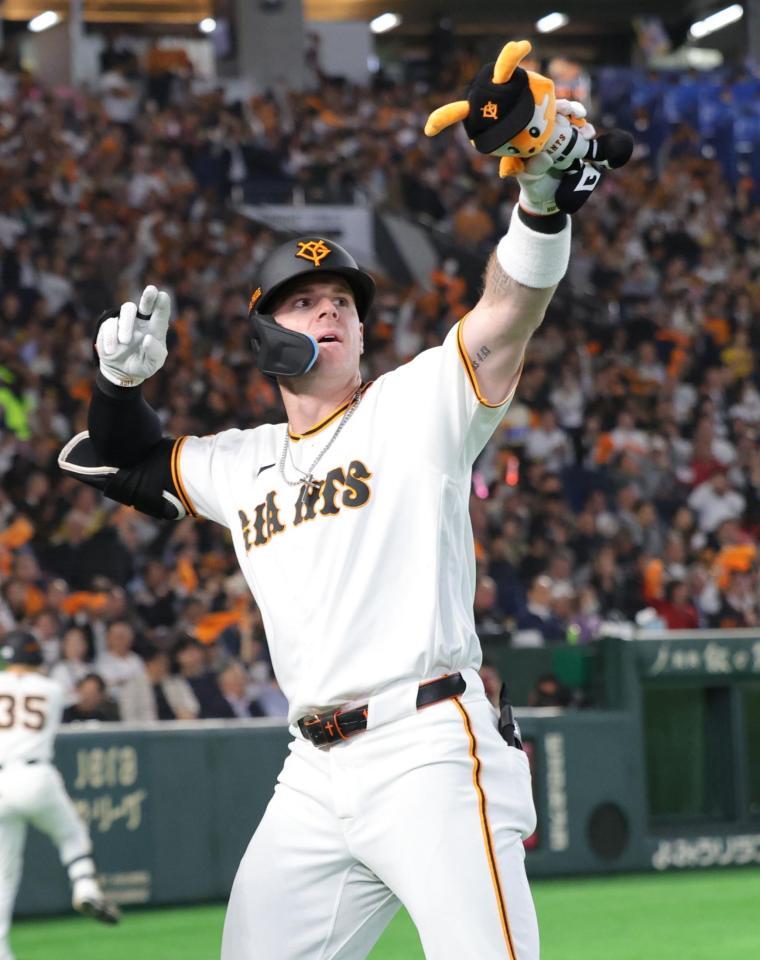 １回、先頭打者本塁打を放ち、ポーズを決めるキャベッジ（撮影・西岡正）