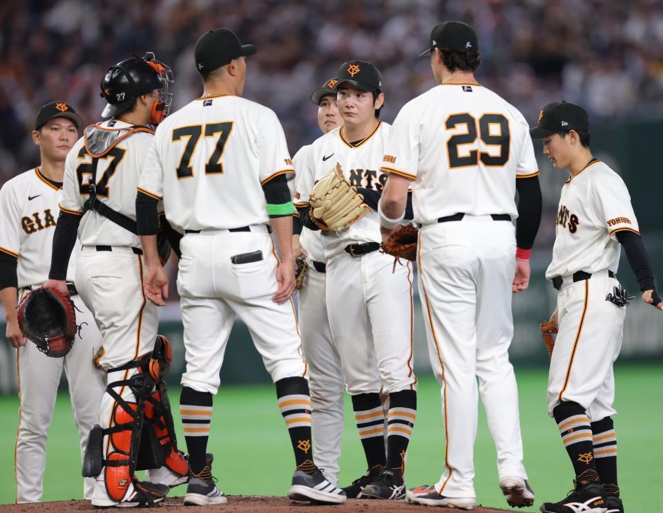 ４回のピンチで竹丸（中央）の元へ集まる巨人ナイン（撮影・西岡正）