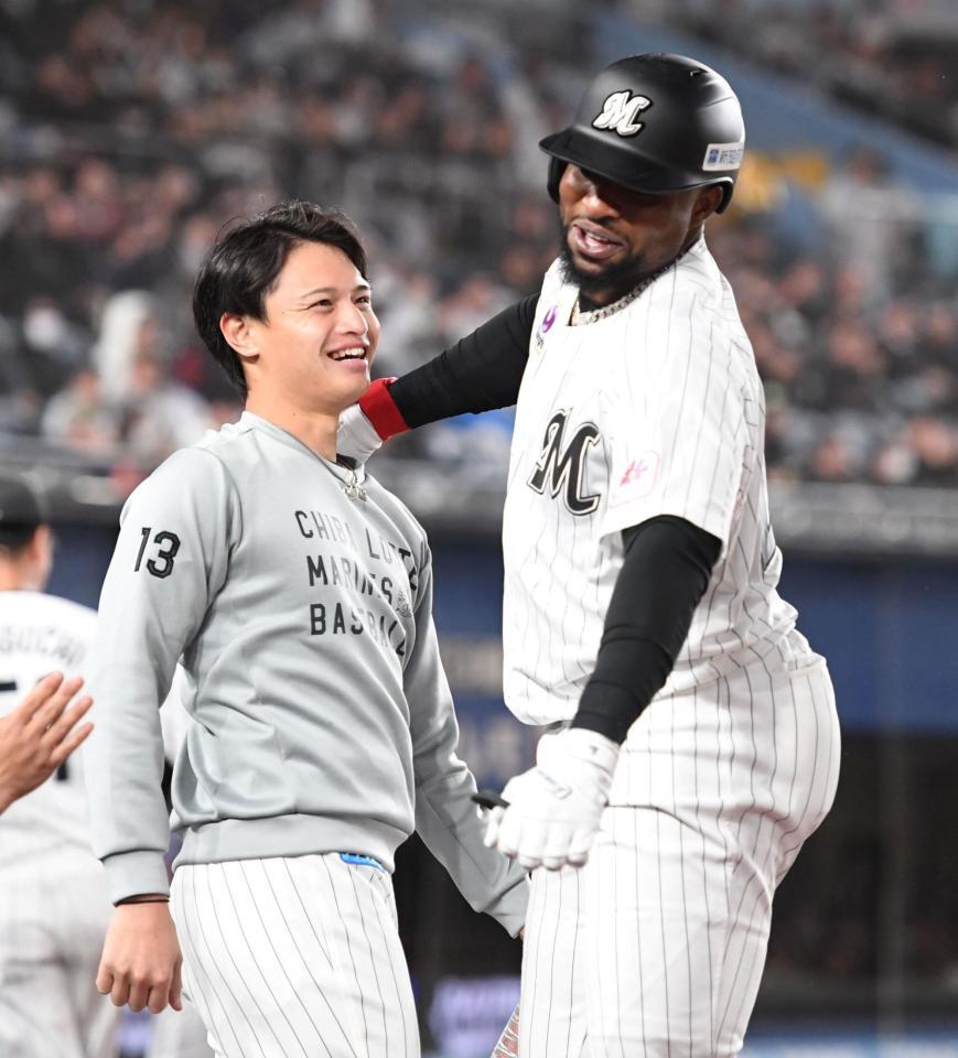 ８回、右越えに本塁打を放ったポランコ（右）を笑顔で迎える毛利（撮影・佐藤厚）