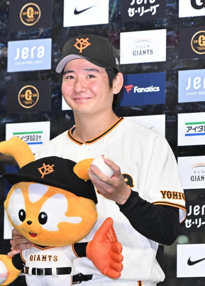 ヒーローインタビューで、ウイニングボールを手に笑顔を見せる竹丸