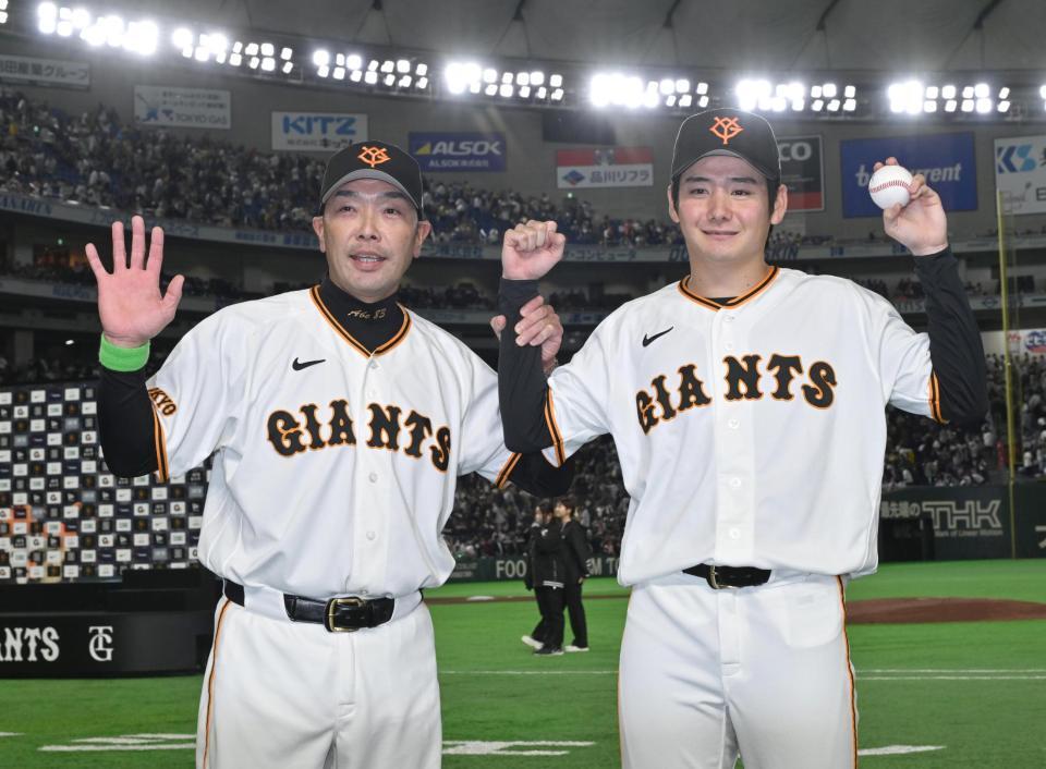 プロ初勝利を挙げ、阿部監督とポーズをとる竹丸（右）