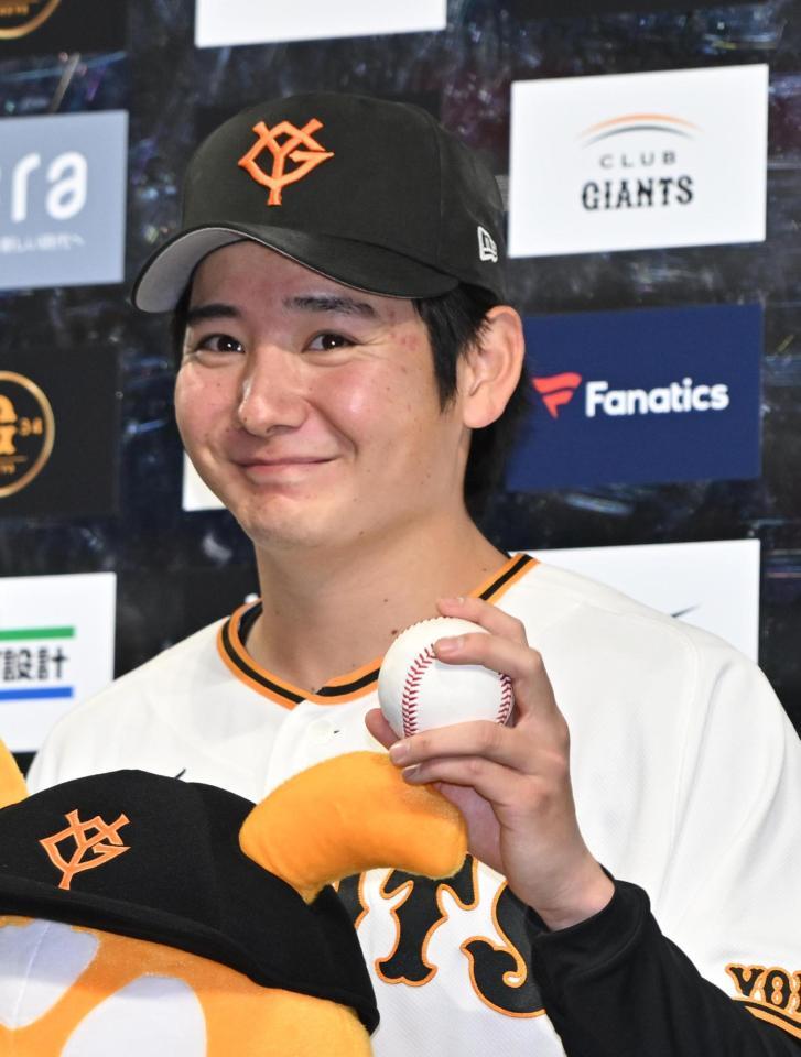 ヒーローインタビューで、ウイニングボールを手に笑顔を見せる竹丸