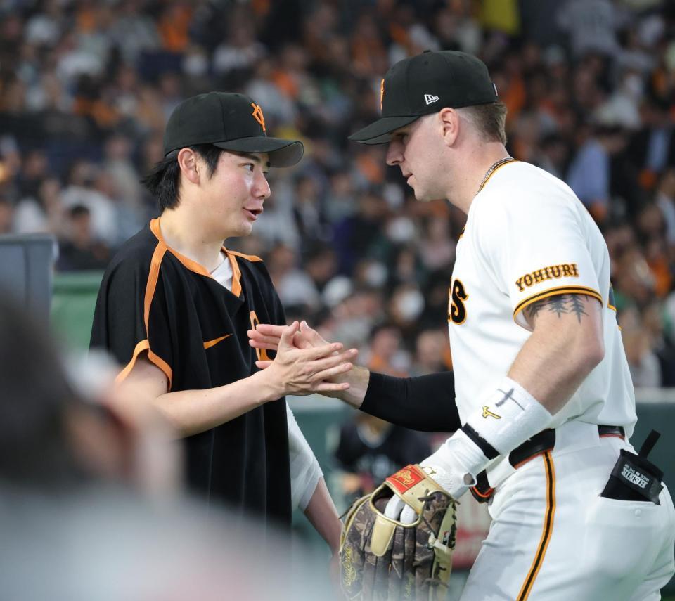 ７回、キャベッジ（右）らナインを迎える竹丸（撮影・西岡正）