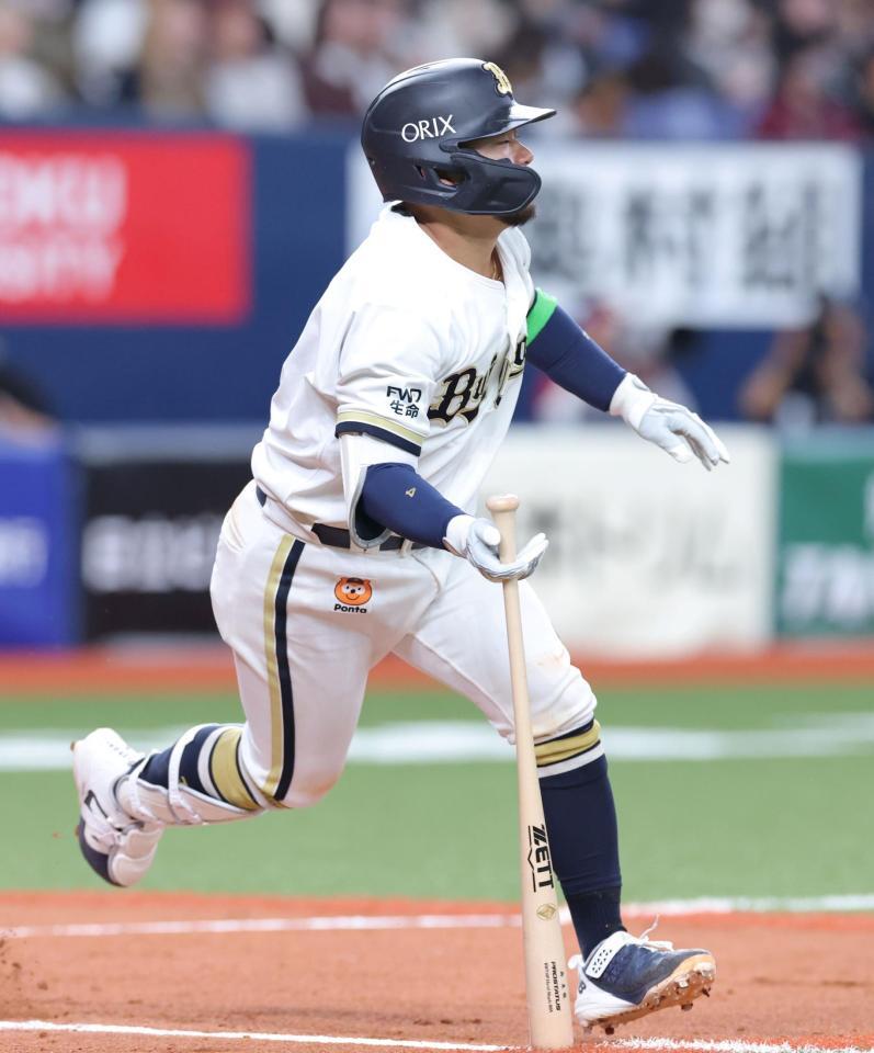 ７回、右中間へ二塁打を放つ森友（撮影・立川洋一郎）