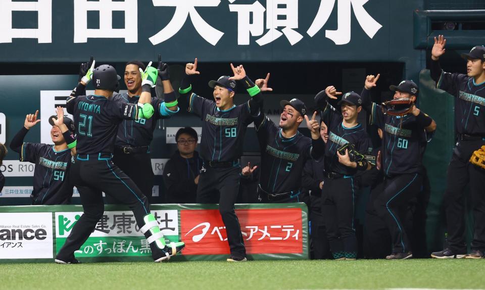 １回、先制２ランを放った清宮幸（２１）を迎える日本ハムナイン（撮影・中島達哉）