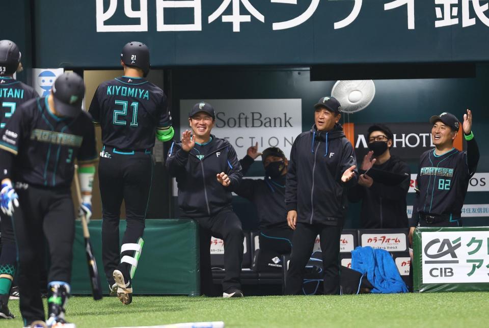 １回、清宮幸（２１）が先制２ランを放ち、笑顔で迎える新庄監督（中央奥）ら日本ハムナイン（撮影・中島達哉）