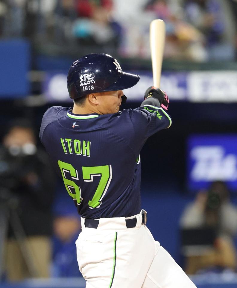 ２回、逆転２ランを放つ伊藤（撮影・石井剣太郎）