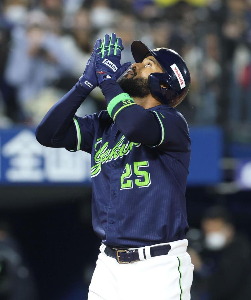 ５回、本塁打を放ったサンタナ（撮影・石井剣太郎）