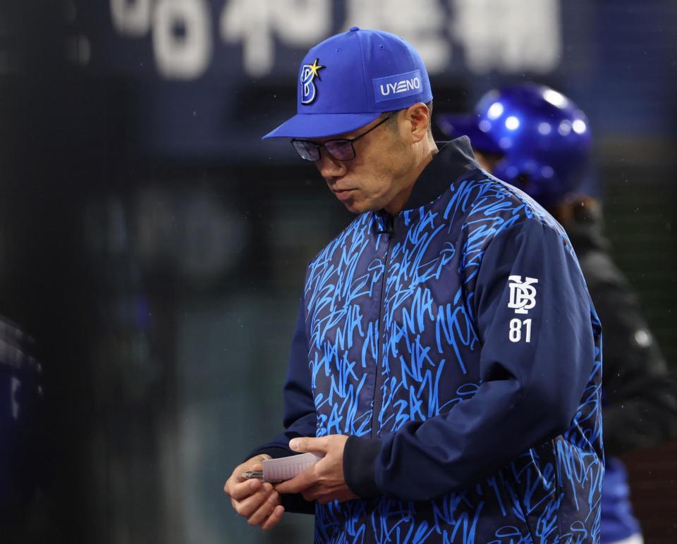 選手の交代を告げる相川監督（撮影・石井剣太郎）