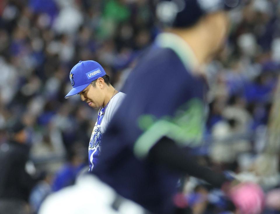 ２回、伊藤（手前）に逆転２ランを許した東（撮影・石井剣太郎）