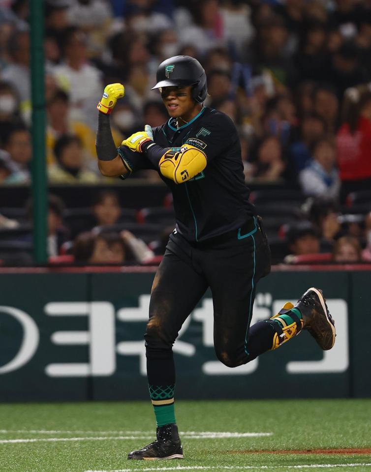 ７回、同点ソロを放ち、ポーズをとる水谷（撮影・中島達哉）