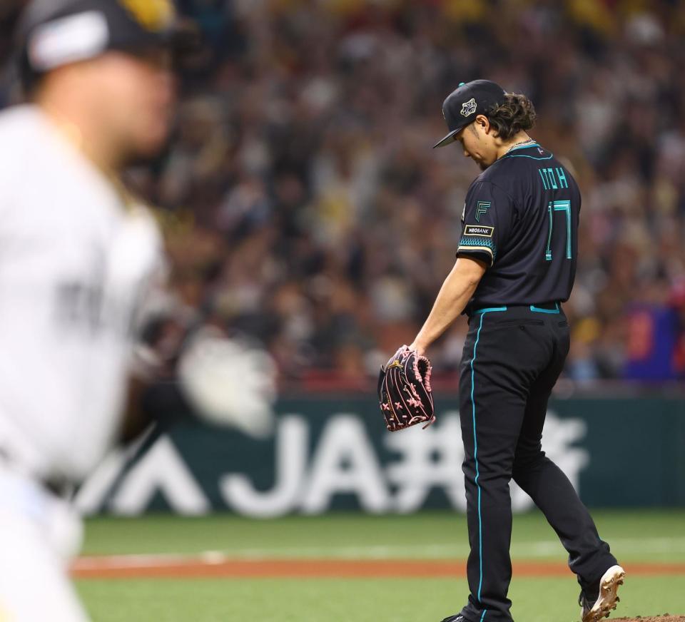 ４回、山川（左）に同点ソロを浴びる伊藤（撮影・中島達哉）