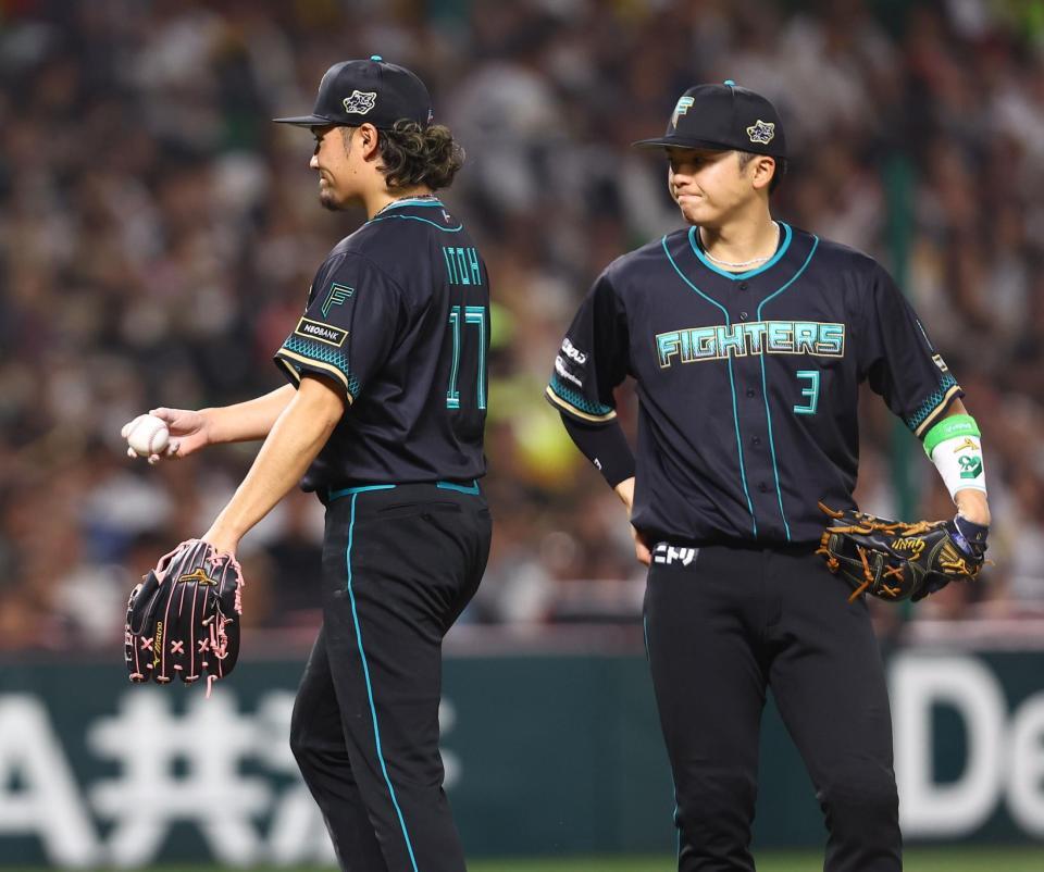６回途中で降板する伊藤（左）＝撮影・中島達哉