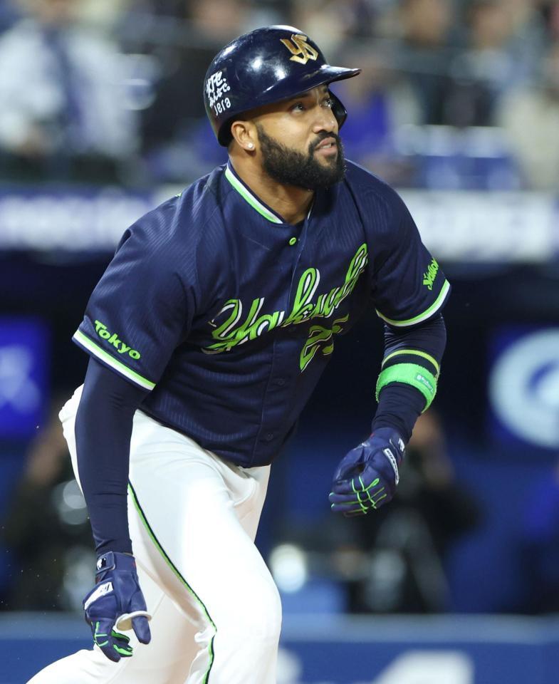 ５回、本塁打を放つヤクルト・サンタナ＝横浜スタジアム（撮影・石井剣太郎）
