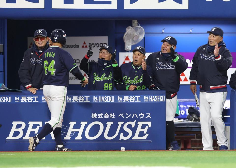 ２回、伊藤の逆転２ランで生還した岩田（６４）を迎える池山監督（左から３人目）＝撮影・石井剣太郎