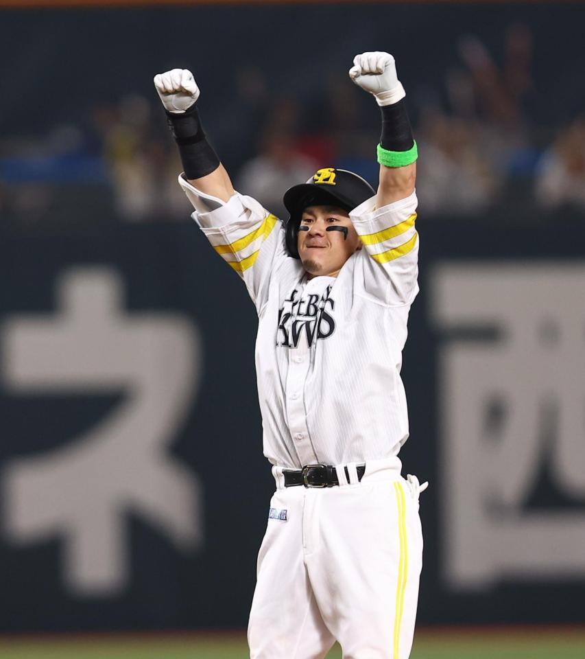 ６回、勝ち越し適時二塁打を放ち、ガッツポーズをする牧原大（撮影・中島達哉）