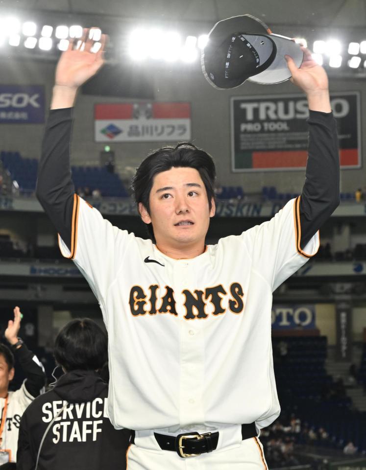 プロ初勝利を挙げ、声援に応える竹丸