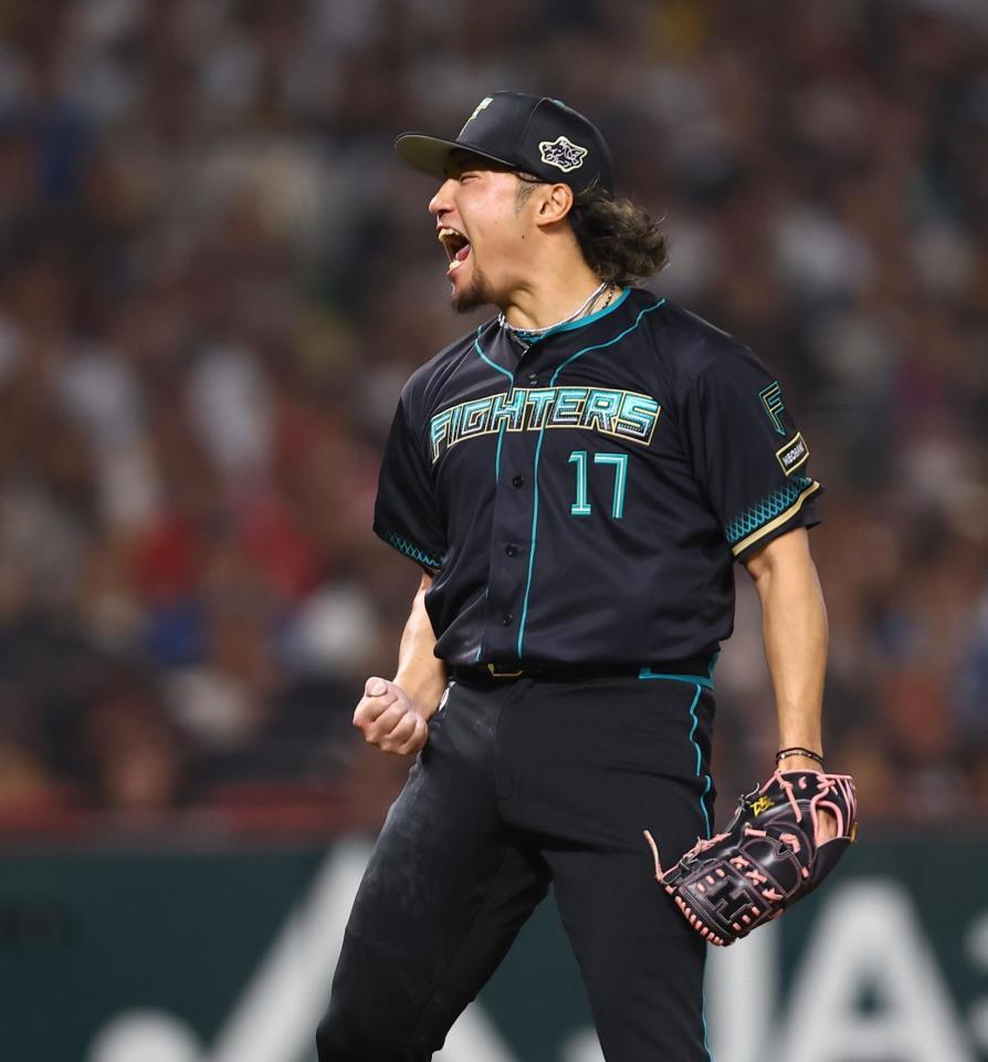 １回、柳田を見逃し三振に仕留め、雄たけびを上げる伊藤（撮影・中島達哉）