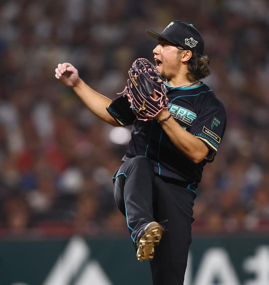 １回、柳田を見逃し三振に仕留め、雄たけびを上げる伊藤（撮影・中島達哉）