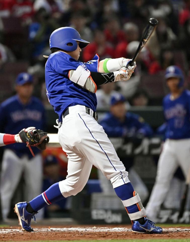 　２回、村松が左中間に先制の三塁打を放つ