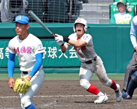 　５回、花咲徳栄・黒川（左）から逆転二塁打を放つ智弁学園・志村（撮影・中田匡峻）