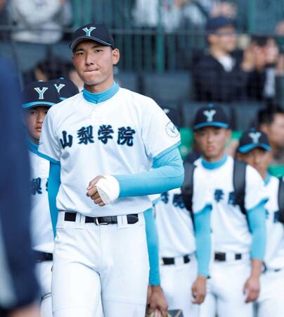 　専大松戸に敗れ、厳しい表情で引き揚げる山梨学院・菰田（撮影・西田忠信）