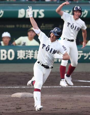　６回、ライトへ勝ち越しソロを放った大阪桐蔭・谷渕（撮影・中田匡峻）