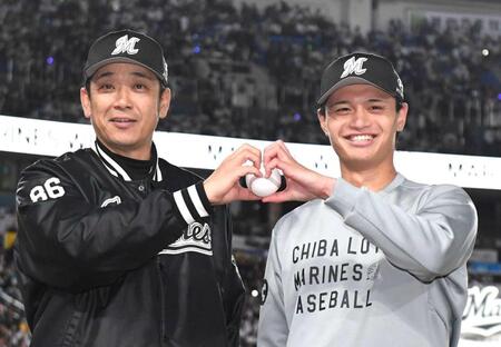 　サブロー監督（左）とウイニングボールを手にする毛利（撮影・佐藤厚）