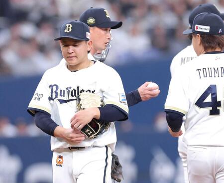 　２回途中８失点で降板する宮城（撮影・立川洋一郎）