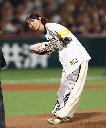 始球式を務め、笑顔を見せる齋藤飛鳥（撮影・中島達哉）