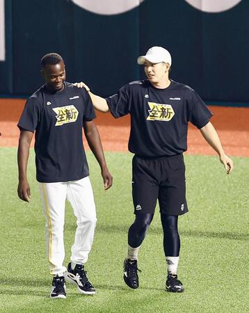 試合前練習に姿を見せ、栗原（右）と言葉を交わすモイネロ（撮影・中島達哉）