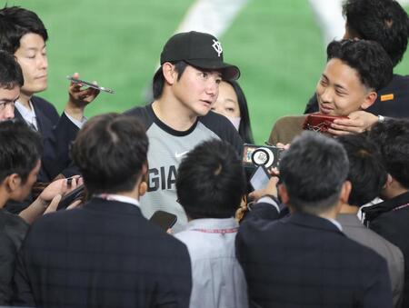 プロ初勝利から一夜明け、報道陣に話す竹丸（撮影・西岡正）