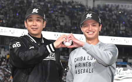 ウイニングボールを持つサブロー監督（左）と毛利（撮影・佐藤厚）