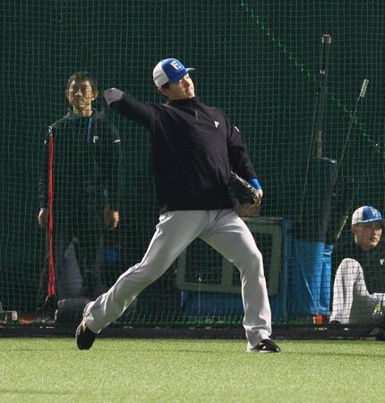 調整する有原（撮影・中島達哉）