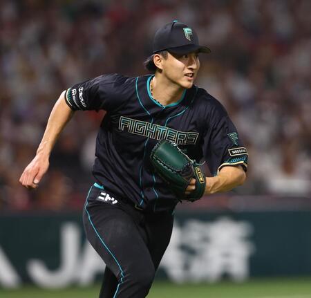 １回、一塁のベースカバーに走る達（撮影・中島達哉）