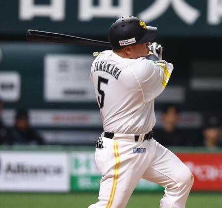 ５回、適時打を放つ山川（撮影・中島達哉）