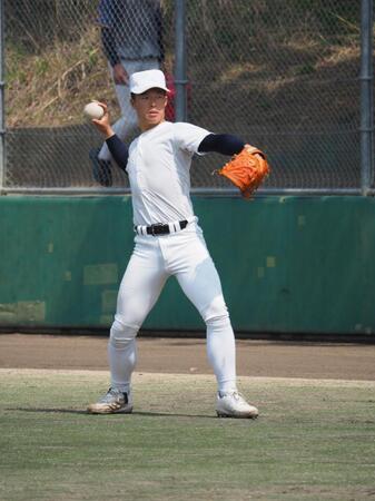 キャッチボールする吉岡