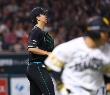 ５回、近藤（右）に逆転打を許す達（撮影・中島達哉）