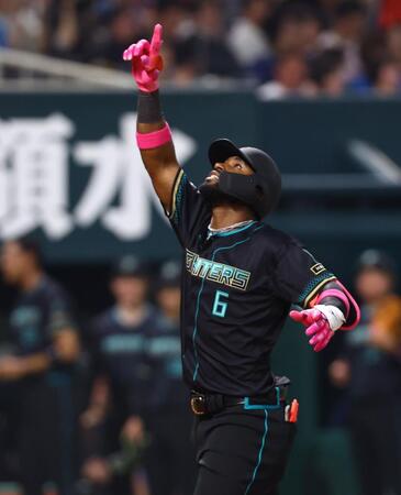 ４回、ソロを放ち、生還したカストロ（撮影・中島達哉）