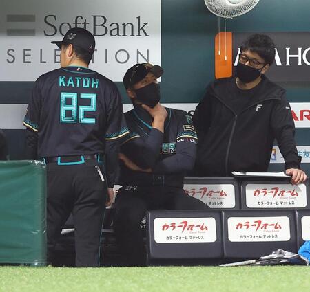 ５回、達がＫＯされ、考え込む新庄監督（中央）＝撮影・中島達哉