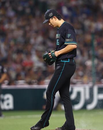 ５回、逆転を許し、肩を落とす達（撮影・中島達哉）