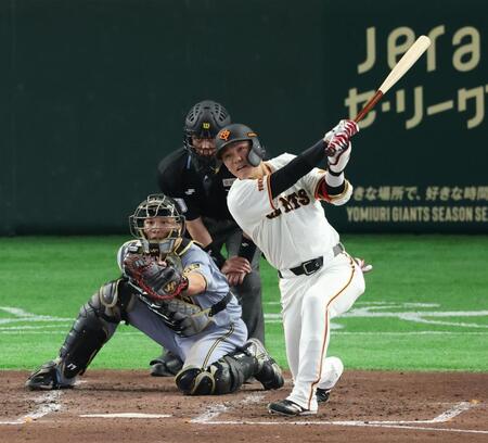 ５回、中前打を放つ坂本（撮影・金田祐二）