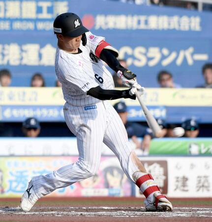 ６回、西川は左前適時打を放つ（撮影・佐藤厚）