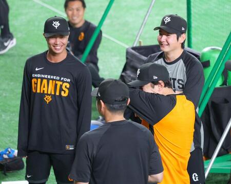 笑顔の山城（左）と竹丸（撮影・金田祐二）